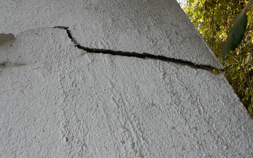 Serious structural crack caused by incorrect building techniques